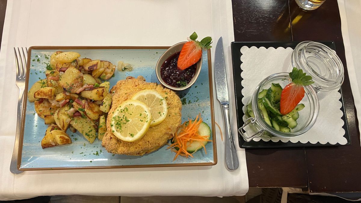 Hirten Cordon Bleu mit Bratkartoffeln, Speck, Zwiebeln und Gurkensalat