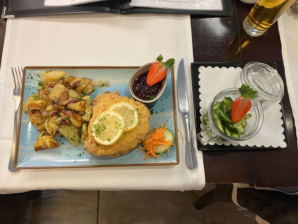 Hirten Cordon Bleu mit Bratkartoffeln, Speck, Zwiebeln und Gurkensalat