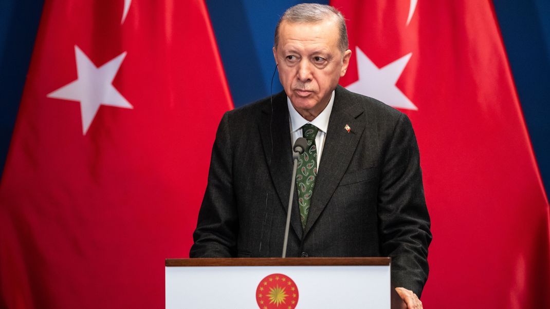 Recep Tayyip Erdoğan, Präsident der Türkei, droht den Mördern der achtjährigen Erin. 