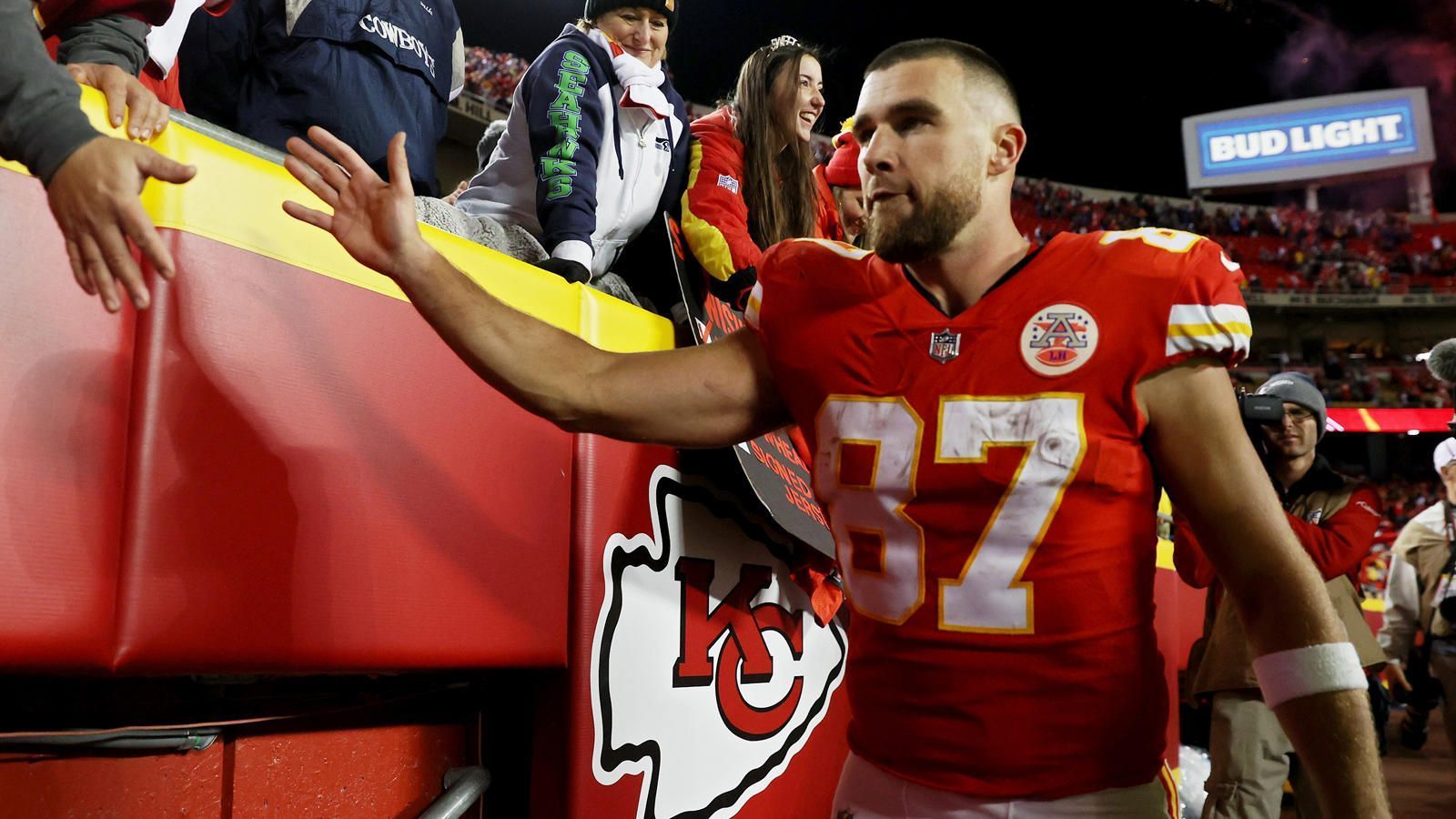 
                <strong>Tight End</strong><br>
                AFC: Travis Kelce (Kansas City Chiefs, im Bild) - 248.279 Stimmen - NFC: George Kittle (San Francisco 49ers) - 201.905 Stimmen
              