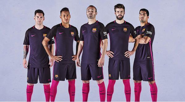 
                <strong>FC Barcelona Auswärtstrikot</strong><br>
                In der kommenden Spielzeit wird der FC Barcelona zum ersten Mal in der Vereinsgeschichte auswärts in einem lila Trikot auflaufen. Die ungewöhnliche Farbwahl hängt aber trotzdem mit den offiziellen Vereinsfarben zusammen, wie die Katalanen auf ihrer Internetseite erklären. Denn was kommt raus, wenn man die Farben Rot und Blau mischt? Richtig: Lila! Bleibt dennoch die Frage offen, warum die Stutzen ausgerechnet pink sind?
              