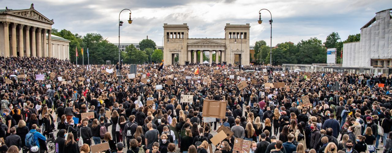 Mit 3.000 Demonstrant:innen hatte die Polizei gerechnet, es kamen 25.000 zur Silent-Protest-Demonstration auf dem Königsplatz in München.