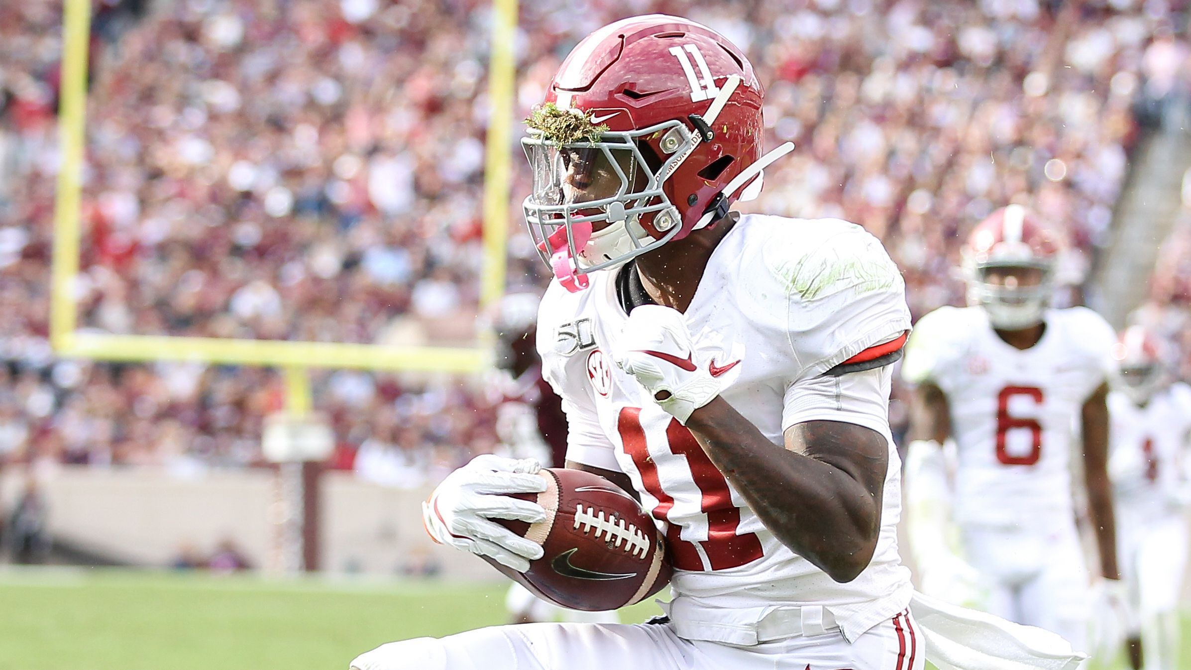 
                <strong>10. Pick - Oakland Raiders via Trade von Cleveland Browns: Henry Ruggs III. (Wide Receiver, Alabama)</strong><br>
                General Manager Mike Mayock hat "seinen" Quarterback mit Marcus Mariota in der Free Agency bekommen. Jetzt bekommt Head Coach Jon Gruden seinen Receiver. Henry Ruggs III. ist 2017 die 100 Meter in 10,58 Sekunden gelaufen. Beim Combine dieses Jahr war er der schnellste Receiver. Gruden mag schnelle Receiver. Done Deal! 
              