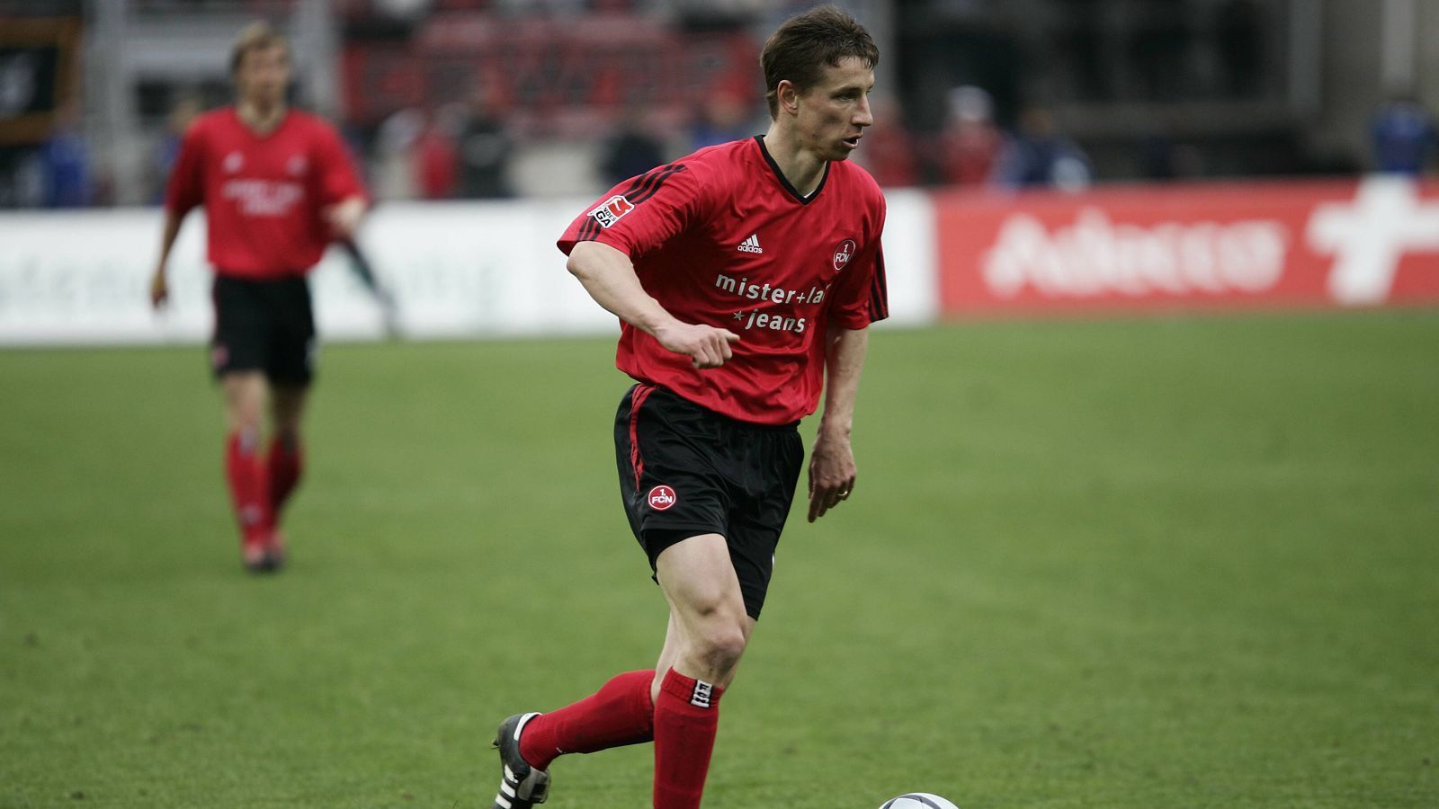 
                <strong>Mintal wird Bundesliga-Torschützenkönig</strong><br>
                Marek Mintal vom 1. FC Nürnberg holte sich mit 24 Treffern die Torjägerkanone vor Bayerns Roy Makaay (22 Tore). 
              