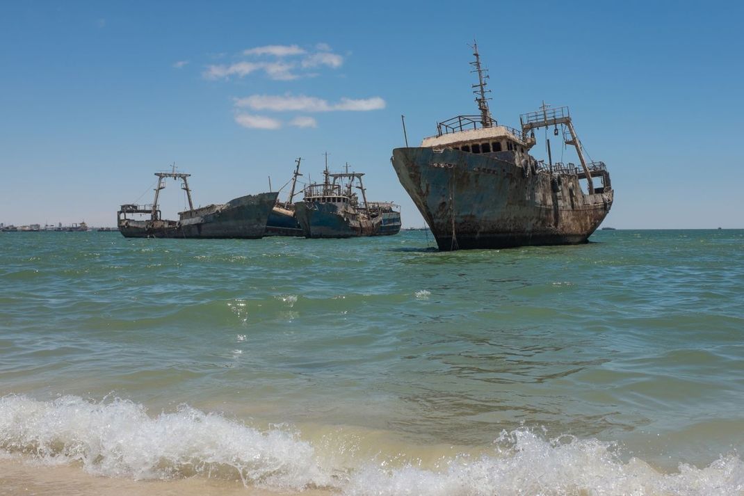Vor der Küste Westafrikas wurden hunderte ausgediente Schiffe abgestellt.