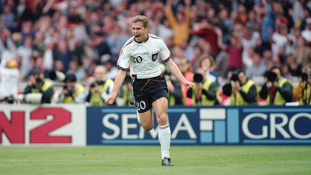Oliver Bierhoff dreht nach seinem Golden Goal jubelnd ab.