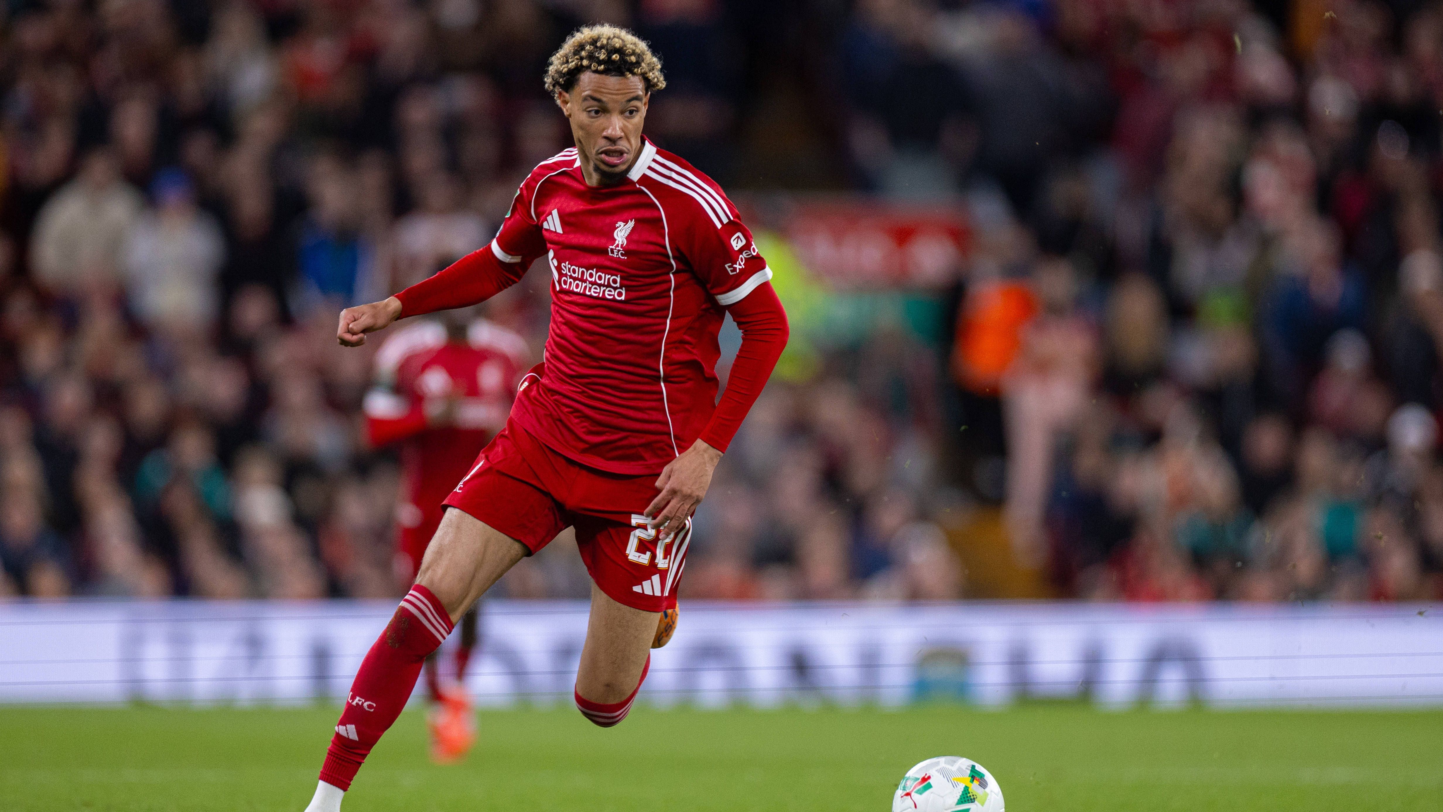 <strong>Hugo Ekitike (FC Liverpool)</strong><br>Hugo Ekitike bringt bislang seine PS auf die Straße. Der Franzose hat für die Reds bereits vier Pflichtspiel-Treffer erzielt und rettete das Team jüngst mit seinem späten 2:1-Siegtreffer im EFL-Cup gegen Southampton. Allerdings zog er sich im Anschluss das Trikot aus und flog vom Platz. Die Verpflichtung von Alexander Isak am Deadline Day könnte Ekitike perspektivisch richtig schmerzen.
