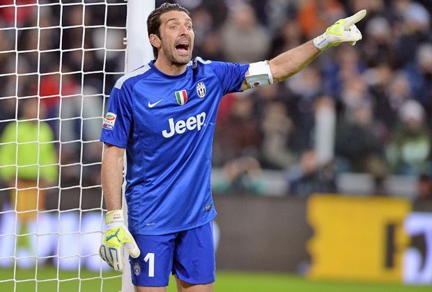 
                <strong>Gianluigi Buffon (Juventus Turin)</strong><br>
                Gianluigi Buffon ist die Konstante bei Juventus Turin. 2001 kam er für 54,2 Millionen Euro aus Parma und wurde zum teuersten Keeper aller Zeiten. Der 36-Jährige blieb auch nach dem Zwangsabstieg 2006 der "alten Dame" treu und hütet immer noch das Juve-Tor.
              