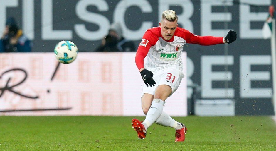 
                <strong>Gewinner: Philipp Max (Augsburg) </strong><br>
                Vor gut zweieinhalb Jahren spielte Philipp Max noch für den Karlsruher SC in der 2. Liga. Nun ist er mit zehn Vorlagen der mit Abstand beste Vorlagengeber der Bundesliga. Der 24-Jährige ist einer der Hauptgründe dafür, dass der FC Augsburg die Hinrunde in der ersten Tabellenhälfte abgeschlossen hat. Das weckt Begehrlichkeiten: Laut der englischen Zeitung Daily Mail sollen mehrere englische Top-Mannschaften wie Manchester United und Manchester City an dem Außenverteidiger interessiert sein.
              