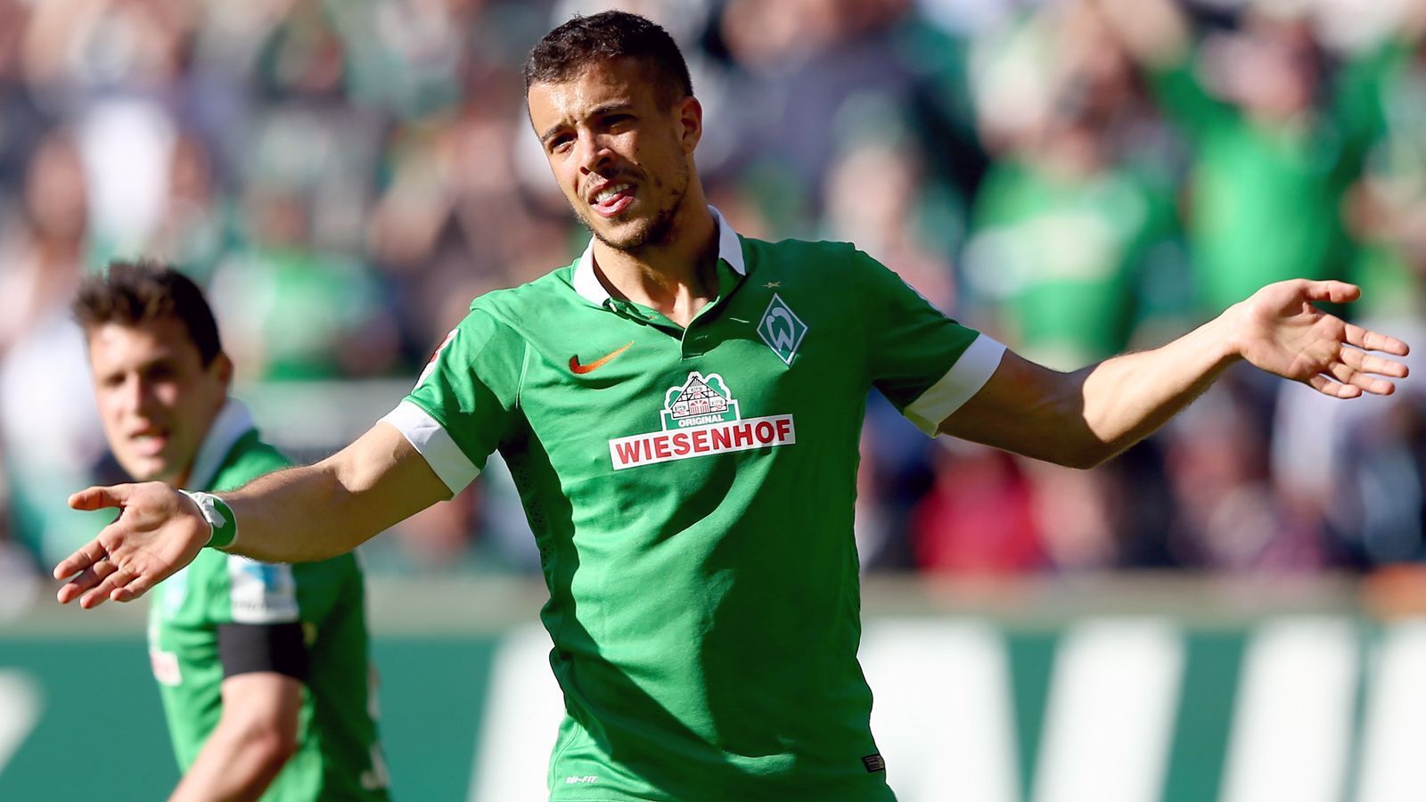 
                <strong>Franco Di Santo (13 Tore in der Saison 2015/16 für Werder Bremen)</strong><br>
                26 Bundesliga-Spiele, 13 Tore - die Bilanz des Argentiniers Franco Di Santo aus der Saison 2015/16 liest sich richtig gut, das dürfte sich auch der FC Schalke gedacht haben, als man die Verpflichtung, des 1,93 Meter großen Torjägers von Werder Bremen eintütete. Mit großem Selbstvertrauen und einem finanziell sehr lukrativen Vertrag ausgestattet, trat Di Santo in Gelsenkirchen an - es sollte ein teures Missverständnis bleiben. Leistungstechnisch konnte der bei Chelsea ausgebildete Südamerikaner beim Malocher-Klub kaum überzeugen und so wurde Di Santo zum teuren Bankdrücker. Erst im Januar 2019 fand Schalke mit Rayo Vallecano einen Abnehmer für Di Santo, bis dahin spielte er 71 Mal für die Knappen in der Bundesliga und brachte es dabei auf mickrige fünf Treffer. Seit 2019 spielt der Schalke-Flop in Brasilien für Atletico Mineiro. 
              