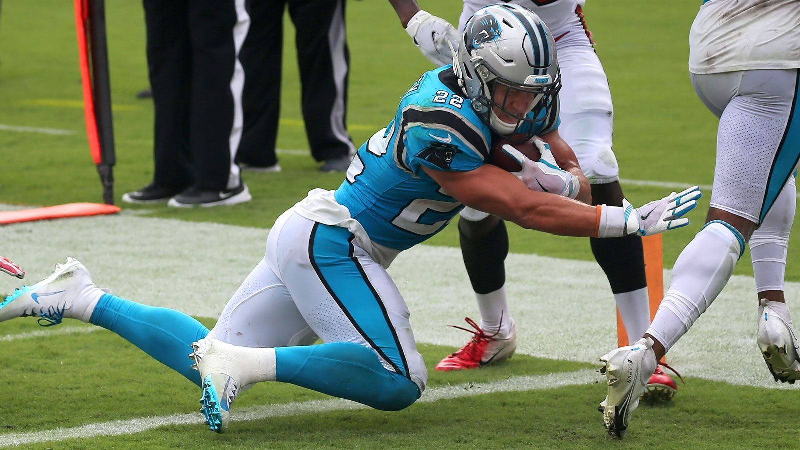 
                <strong>Christian McCaffrey (Carolina Panthers)</strong><br>
                Noch mehr als die Niederlage bei Division-Rivale Tampa Bay Buccaneers dürfte die Carolina Panthers schmerzen, dass Christian McCaffrey wegen eines verstauchten Sprunggelenks vier bis sechs Wochen ausfallen wird, wie NFL-Insider Ian Rapoport berichtet. Der Star-Running-Back war nach seinem zweiten Touchdown zu Beginn des vierten Viertels vom Platz gehumpelt und anschließend behandelt worden.
              
