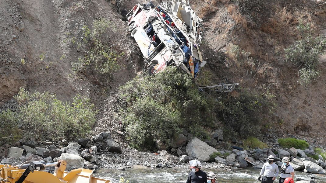 In Peru ereignete sich in der Gebirgsregion bei Cusca - ähnlich wie hier 2021 im peruanischen Matucana - ein Busunglück mit mindestens 23 Toten (Symbolbild)