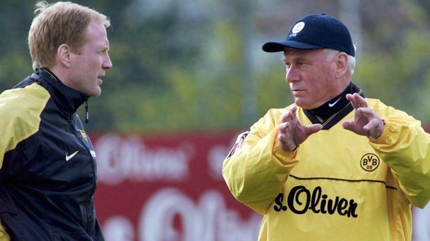 
                <strong>Matthias Sammer</strong><br>
                Matthias Sammer: An der Seite von Udo Lattek (re.) stieg Sammer bei Borussia Dortmund im Jahr 2000 als Co-Trainer ein. Das Duo schaffte mit dem BVB den Klassenerhalt, danach übernahm Sammer als Cheftrainer. Im zweiten Trainerjahr wurde er mit der Borussia Deutscher Meister. Heute ist er Sportvorstand beim FC Bayern München.
              