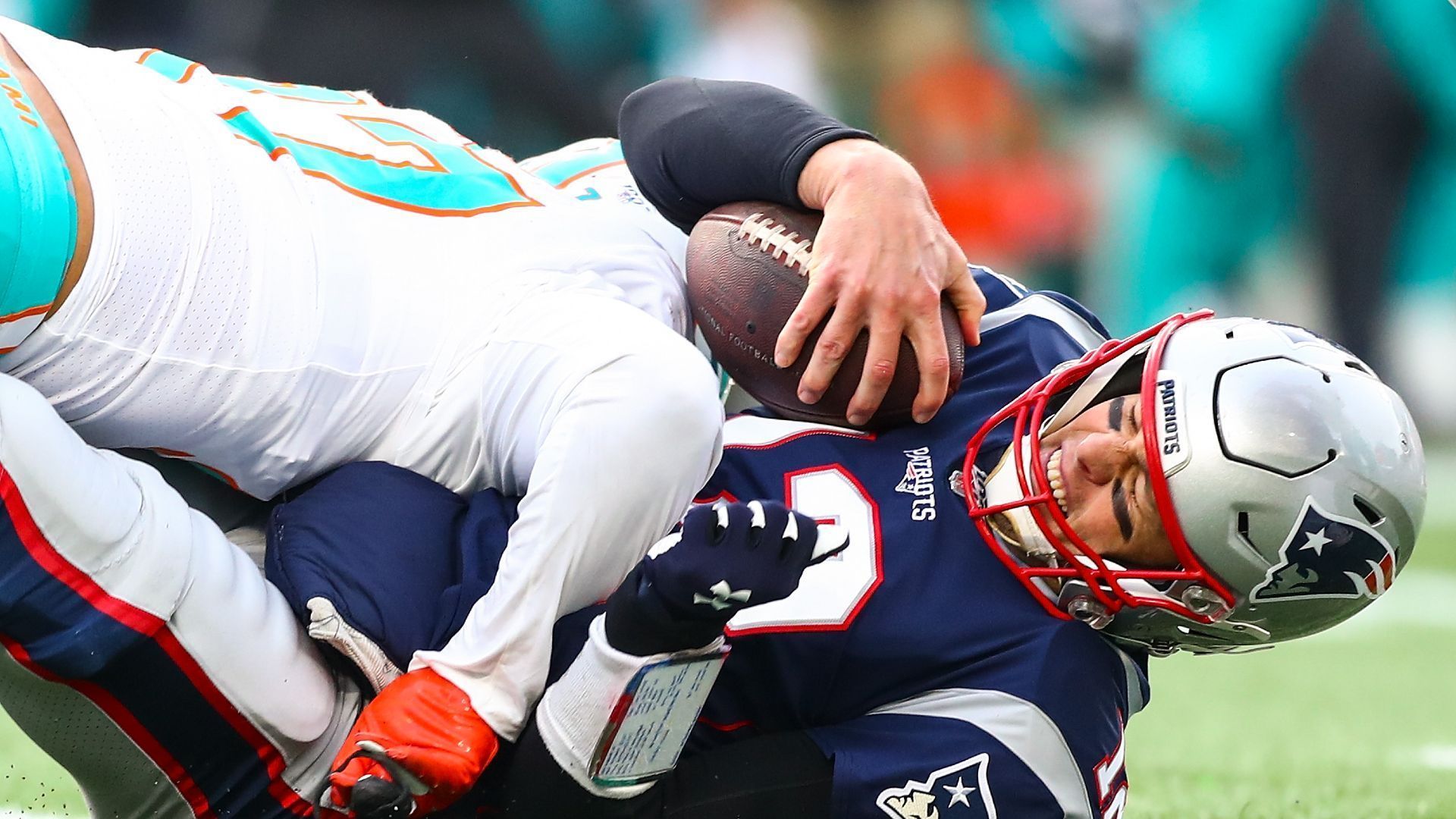 
                <strong>Miami Dolphins (AFC East) </strong><br>
                Es gibt wenige Teams in der NFL, gegen die Tom Brady in seiner Karriere öfters gespielt hat als gegen die Miami Dolphins. Kommt das Team vom South Beach zum Saisonauftakt nach Tampa, geht es nicht nur um die Vorherherrschaft in Florida, sondern auch um das Generationen-Duell zwischen Brady und Tua Tagovailoa. Tua gilt als eines der zukünftigen Gesichter der NFL und will seinen Anspruch auf die Krone der NFL gegen den Altmeister unterstreichen. 
              