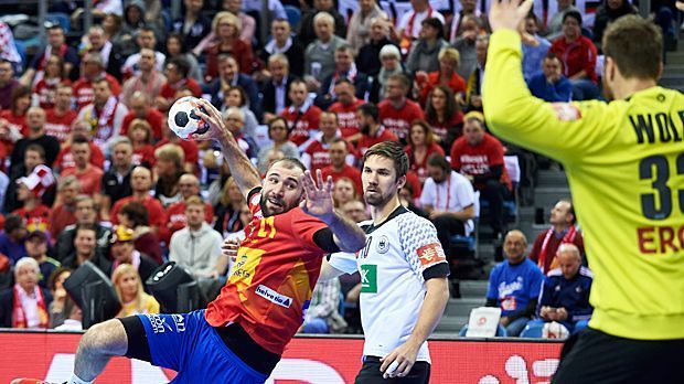 
                <strong>Bilder zum EM-Finale Deutschland gegen Spanien</strong><br>
                Kiel-Legionär Joan Canellas und seine Landsleute verzweifeln reihenweise am furios haltenden deutschen Keeper Wolff, der sich nach seiner Berufung ins All-Star-Team noch einmal steigert.
              