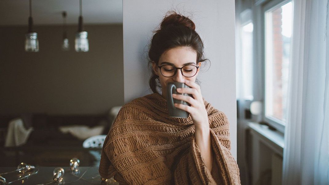 Welche Frisuren-Style eignet sich besonders für den Übergang zu Natural Hair? Der Messy Dutt ist die perfekte Lösung für deinen Alltag. Mehr Details liest du im Beauty-Artikel. 