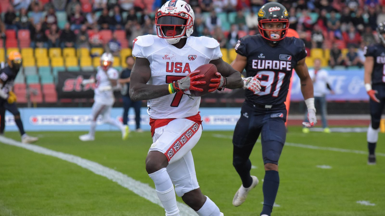 
                <strong>Seantavius Jones (Leipzig Kings)</strong><br>
                Seantavius Jones ist zurück in der ELF! Der Wide Receiver, der in der vergangenen Saison bei Berlin Thunder spielte und ins All-Star-Team gewählt worden war, unterschreibt bei den Leipzig Kings. Jones war zuvor bei den Ottawa Redblacks in der CFL unterwegs, hat dort jedoch den Rostercut nicht geschafft. Für Jones musste ein US-Amerikaner bei Leipzig weichen, es traf Running Back David McCants.
              