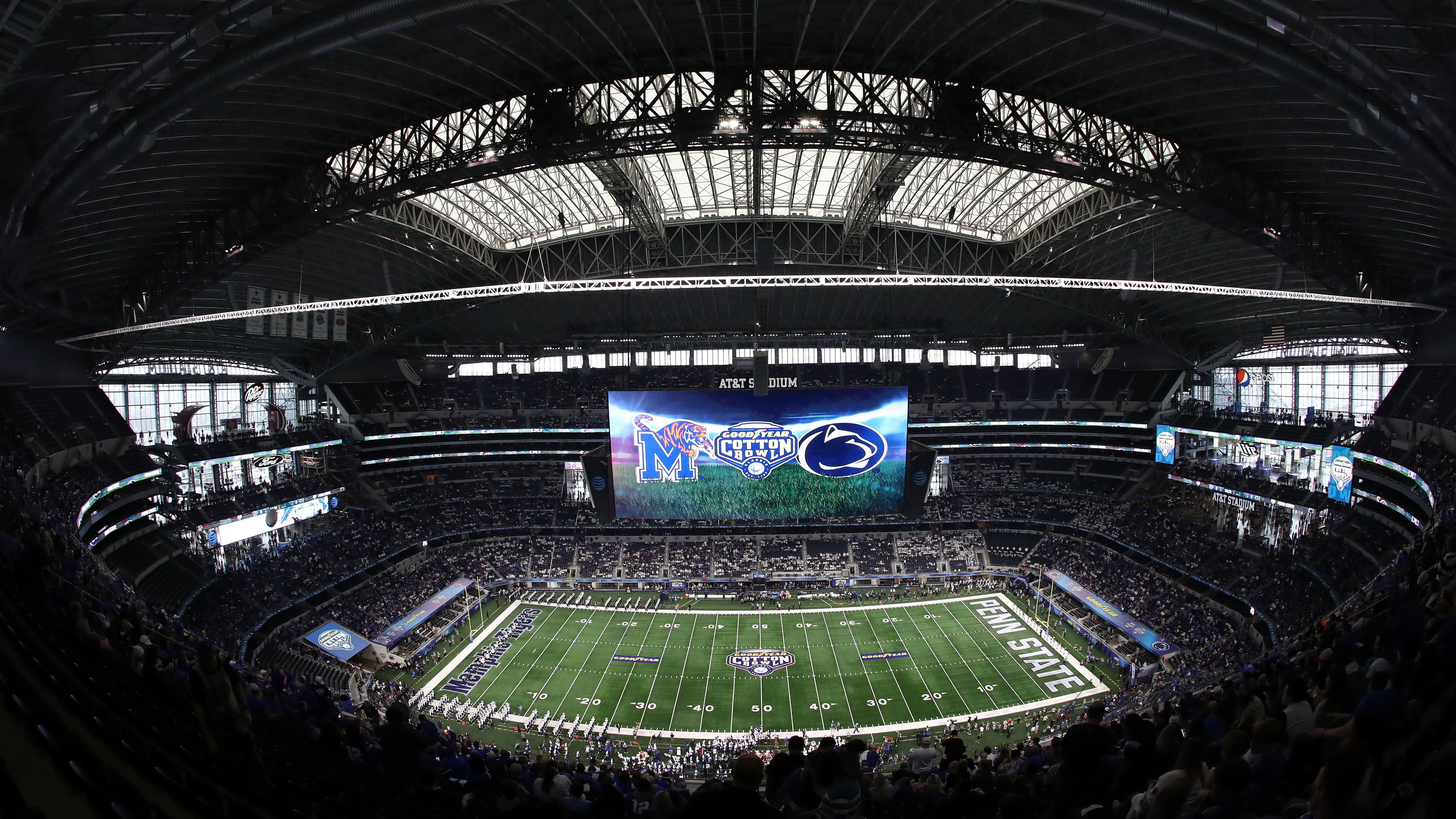 <strong>Cotton Bowl</strong><br>
                Der Cotton Bowl wurde 1937 in Dallas gegründet und ist nach dem "Cotton Bowl Stadium" benannt. Das Stadium wiederum setzt sich aus einem Wortspiel "cotton boll" (Samenkapsel der Baumwolle) zusammen. Das Stadion ist am sogenannten "Cotton-Belt" gelegen.&nbsp;