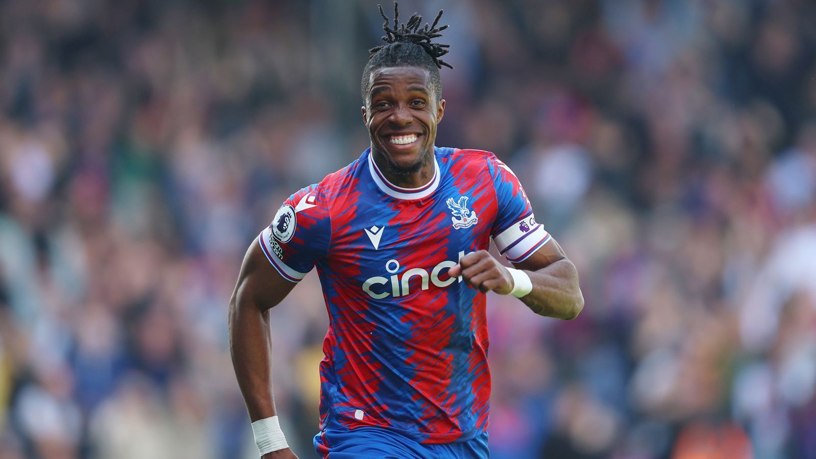 
                <strong>Platz 2: Wilfried Zaha</strong><br>
                &#x2022; Marktwert: 22 Millionen Euro<br>&#x2022; Zuletzt bei: Crystal Palace<br>&#x2022; Position: Linksaußen<br>&#x2022; Alter: 30 Jahre<br>
              