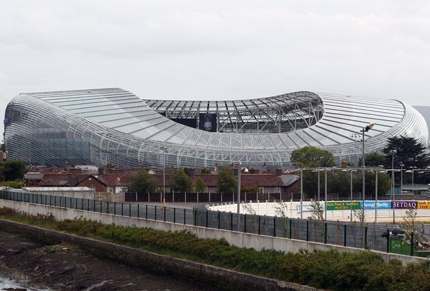 
                <strong>Dublin Stadion (Irland)</strong><br>
                Irland hat doppelten Grund zur Freude. Neben den drei Vorrundenspielen und einem Achtel- oder Viertelfinale feiern die Iren 2020 auch den 100. Geburtstag des Fußballverbandes. Das Stadion wurde 2010 fertiggestellt und fasst 51.711 Zuschauern.
              