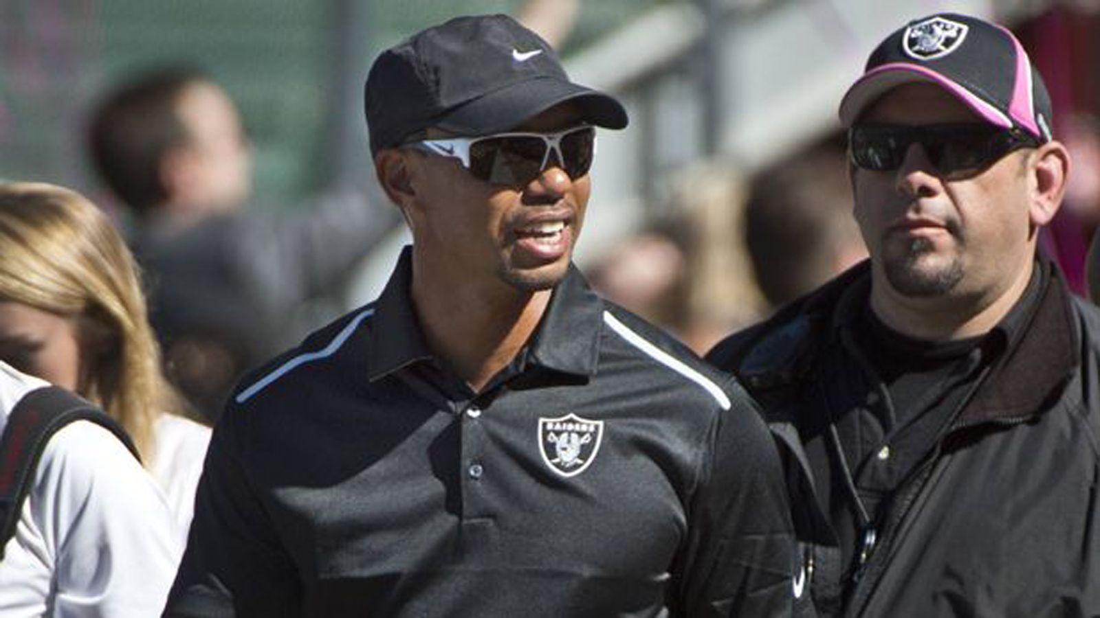 <strong>Tiger Woods (Las Vegas Raiders)</strong><br>
                Er ist einer der besten Profigolfer der Welt. Tiger Woods beschäftigt sich allerdings auch in seiner Freizeit gerne mit Sport. Als Fan der Las Vegas Raiders schaut Woods sich gerne die NFL-Spiele seines Teams an.