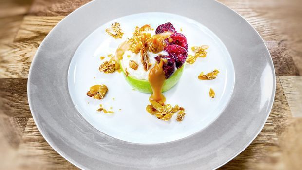 Milchreis mit Karamellbutter, Kirschen und Mandelblättern