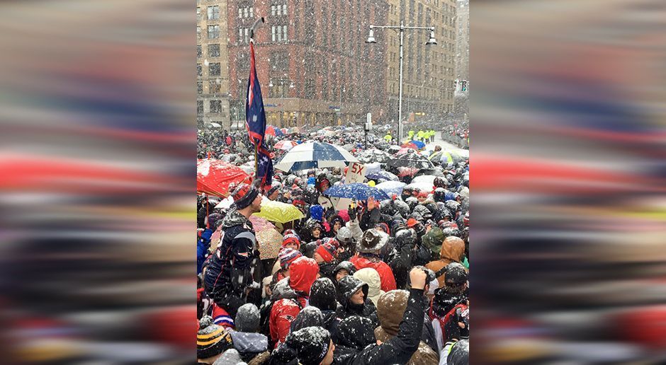 
                <strong>New England Patriots Super-Bowl-Parade</strong><br>
                Trotz eisiger Bedingungen kommen zahlreiche Fans bei Schneeregen und zwei Grad, um ihre Football-Idole und Super-Bowl-Sieger zu feiern.
              