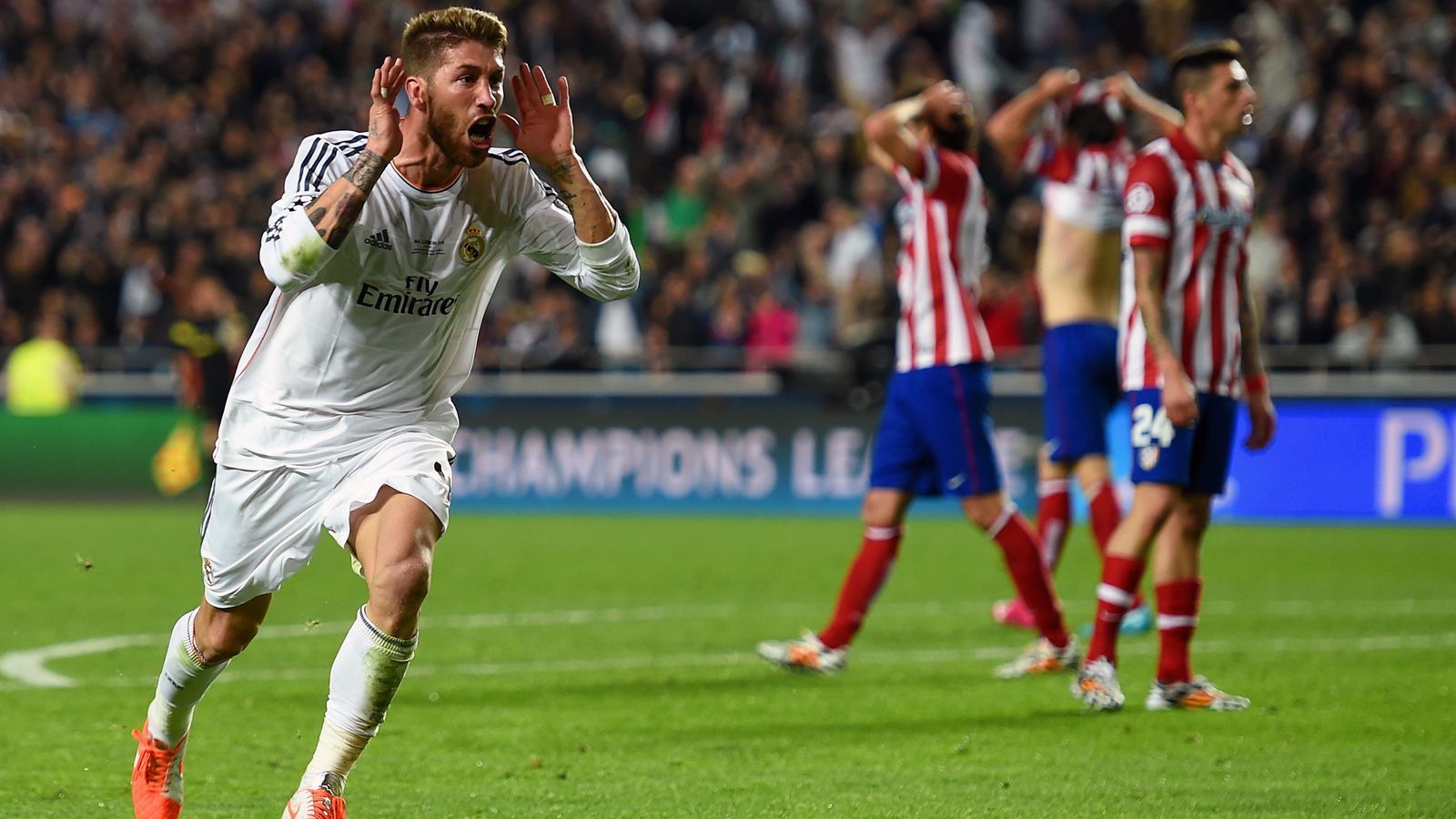 
                <strong>Sergio Ramos (Real Madrid)</strong><br>
                Wir bleiben in der Champions League und gehen zurück zum Endspiel von 2014 zwischen den spanischen Stadtrivalen Real und Atletico Madrid. Bis in die Nachspielzeit hinein führten die Defensivkünstler von Atletico durch ein Tor von Diego Godin mit 1:0 - dann kam Sergio Ramos! Der Abwehrchef der Königlichen sorgte in der dritten Minute der Nachspielzeit für den Ausgleich per Kopf und ebnete seinem Team damit den Weg zu einem späteren 4:1-Erfolg nach Verlängerung. Dieser Last-Minute-Ausgleich brachte Atletico so aus dem bis dahin perfekt funktionierenden Konzept und so hatten die "Galaktischen" in der Verlängerung recht leichtes Spiel im Kampf um den Henkelpott. 
              