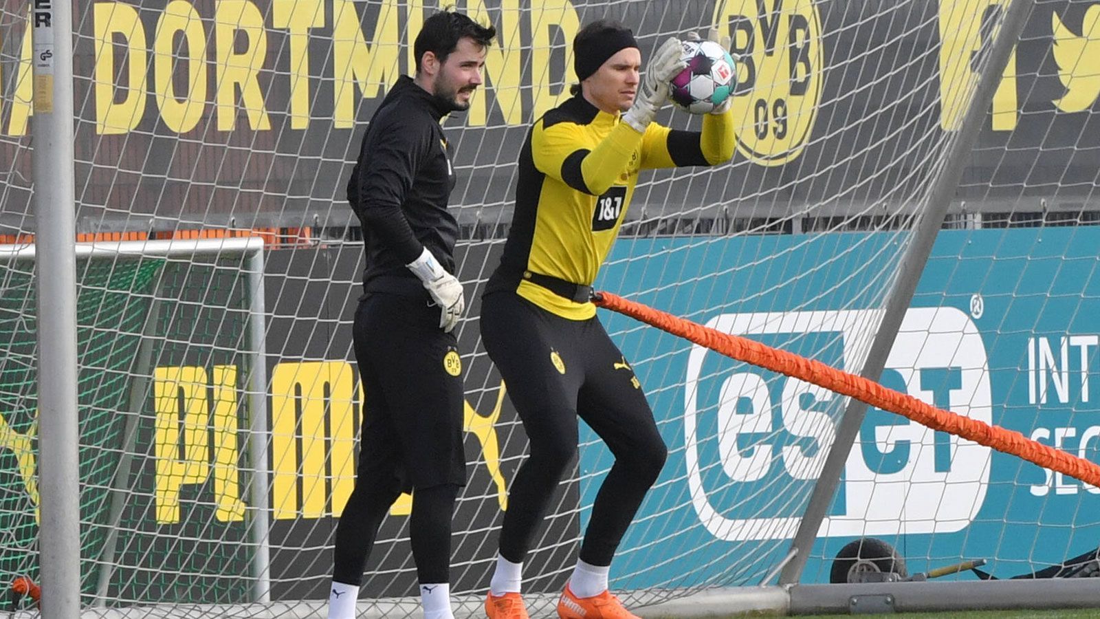 
                <strong>Die Vertragssituation der aktuellen BVB-Keeper</strong><br>
                Während sich die bisherige Nummer zwei Marwin Hitz (re.) derzeit über das Vertrauen von Trainer Edin Terzic freuen darf, ist die Lage bei Roman Bürki eine andere. Der 30-Jährige steht wie sein Schweizer Nationalmannschaftskollege ebenfalls noch zwei Jahre im Ruhrpott unter Vertrag, seine Zukunft am Borsigplatz gilt aber keineswegs als sicher. In den vergangenen Wochen wurde vermehrt über eine Wachablösung im BVB-Tor spekuliert. Konkrete und vor allem interessante Angebote soll Bürki laut "Sport 1" aber bislang nicht auf dem Tisch haben. ran.de hat in der Galerie zusammengefasst, welche Schlussmänner auf der angeblichen BVB-Shortlist stehen sollen.
              