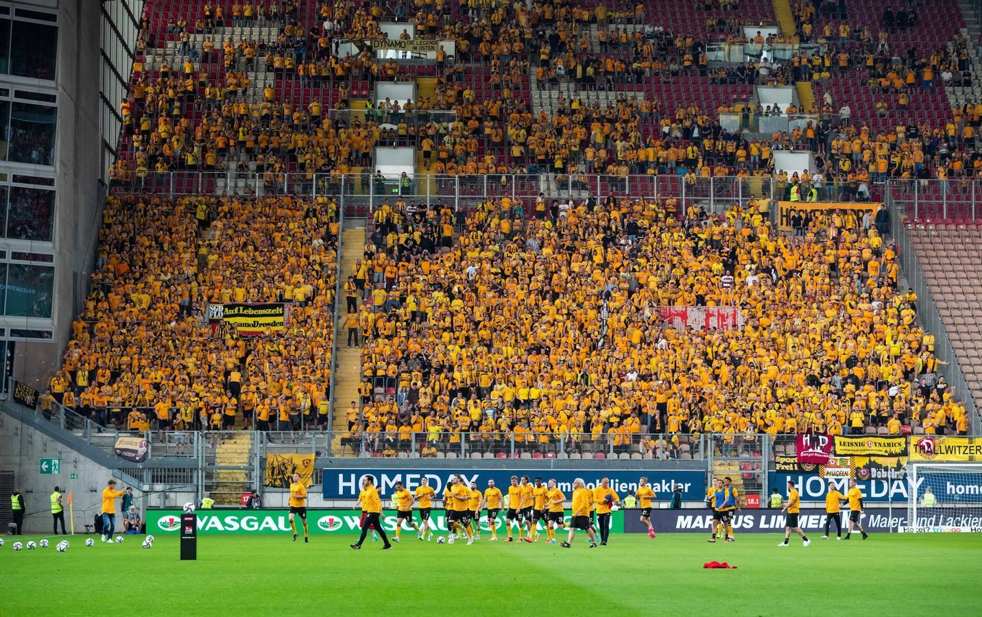
                <strong>Etwa 5.000 Dynamo-Fans am Betzenberg mit dabei</strong><br>
                Aus Dresden reisten ungefähr 5.000 Fans nach Kaiserslautern, um ihr Dynamo-Team bei diesem so wichtigen Auswärtsspiel stimmgewaltig zu unterstützen.
              