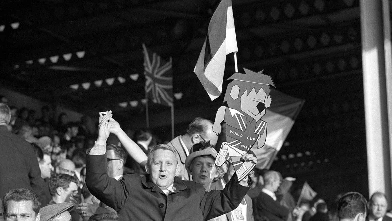 
                <strong>WM 1966 in England: Willie</strong><br>
                Der englische Löwe Willie war das erste offizielle Maskottchen einer Weltmeisterschaft. Der Löwe diente dabei als Traditionssymbol Großbritanniens und wird auch im Spitznamen der englischen Mannschaft "Three Lions" aufgegriffen. Er trug ein Trikot in den Nationalfarben Englands und mit der Aufschrift "World Cup". Willie war auch namensgebend für den WM-Song von 1966 mit dem Titel "World Cup Willie" von Lonnie Donegan.
              