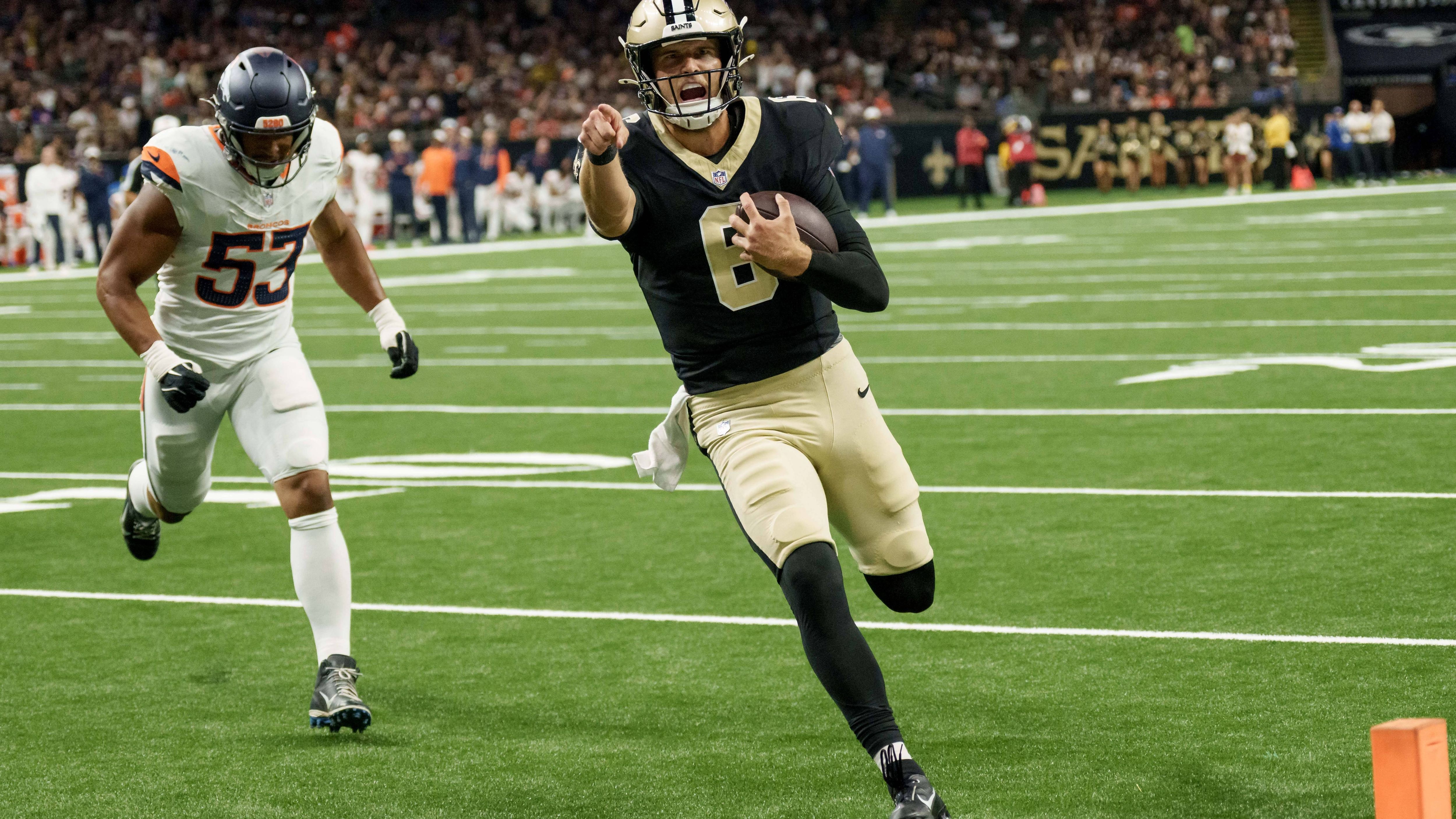 <strong>Tyler Shough (New Orleans Saints)</strong><br>Mit insgesamt 333 Passing Yards und 36 von 53 Pässen, einem Touchdown-Pass, einer Interception und einem Rushing Touchdown ist Shough weiter im Rennen gegen Spencer Rattler um den Starter-Posten bei den Saints. Zwar erlaubte er sich beim Preseason-Abschluss gegen die Broncos einen Fumble, der Denver einen Touchdown ermöglichte. Doch anschließend fand er seinen Rhythmus und überzeugte mit seiner Mobilität im Laufspiel. Für Shough war es eine gute Preseason.
