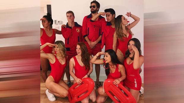 
                <strong>Genie Bouchard</strong><br>
                Auch in ihrer eigenen "Baywatch-Crew", wie sie ihre Freunde auf diesem Foto nennt, hatte Genie Bouchard (unten links) das Sagen. Alles tanzte nach ihrer Pfeife ...
              