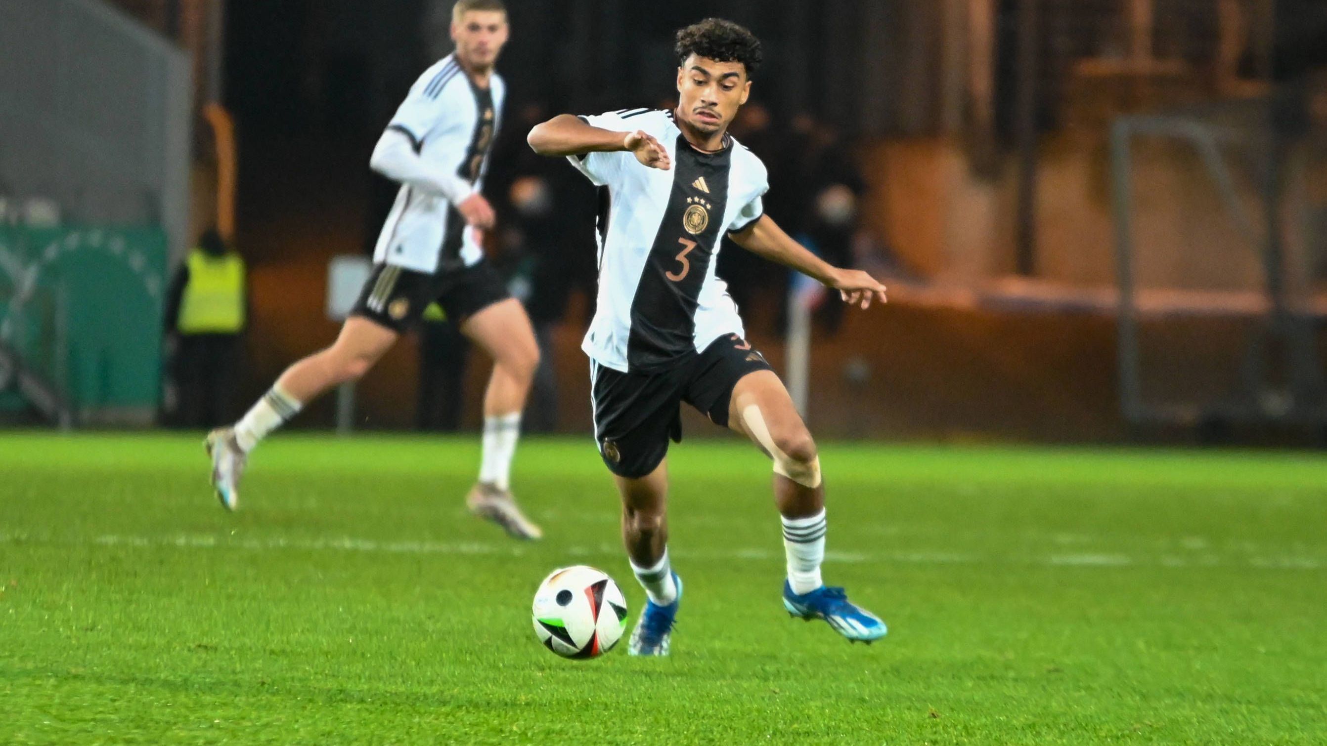 <strong>Nathaniel Brown (1. FC Nürnberg)</strong><br>Wie "Sky" erfahren haben will, sichert sich Eintracht Frankfurt den Transfer von U21-Nationalspieler Nathaniel Brown vom 1. FC Nürnberg. Der Linksverteidiger soll im kommenden Sommer an den Main wechseln und einen Vertrag bis 2029 erhalten. Die SGE bezahlt demnach mindestens drei Millionen Euro Ablöse, ohne Boni oder Nachzahlungen.