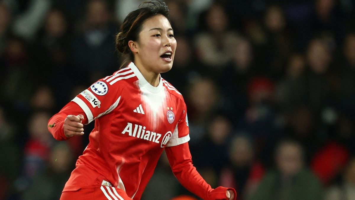 Momoko Tanikawa feiert ein Tor in der Champions League