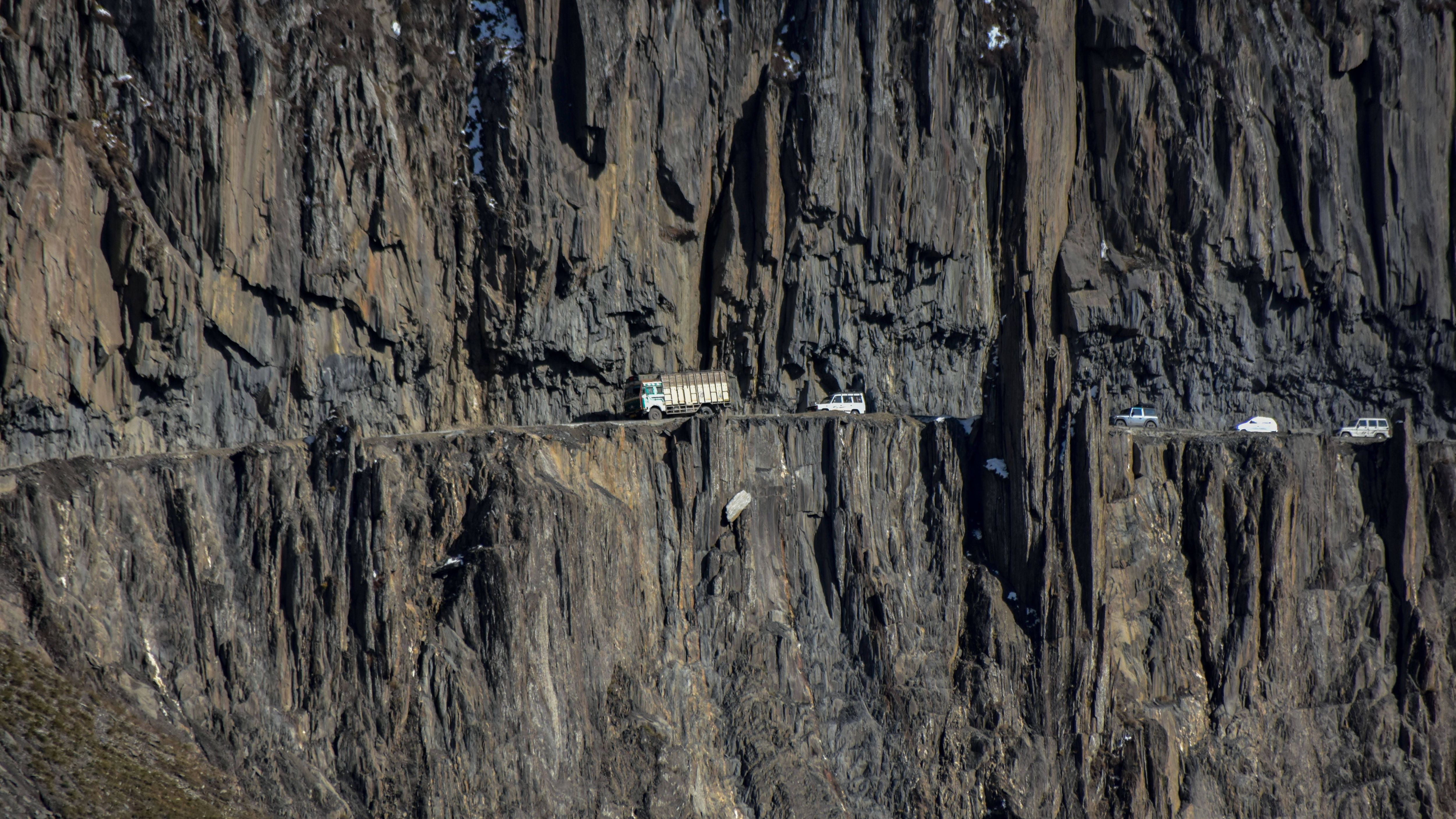 Der Zoji-La Gebirgspass in Indien ist 203 Kilometer lang. Die Straße führt durch schroffes Berggelände im Himalaja. Wo hohe Berge sind, lauern auch tiefe Schluchten - in die man nicht stürzen möchte.