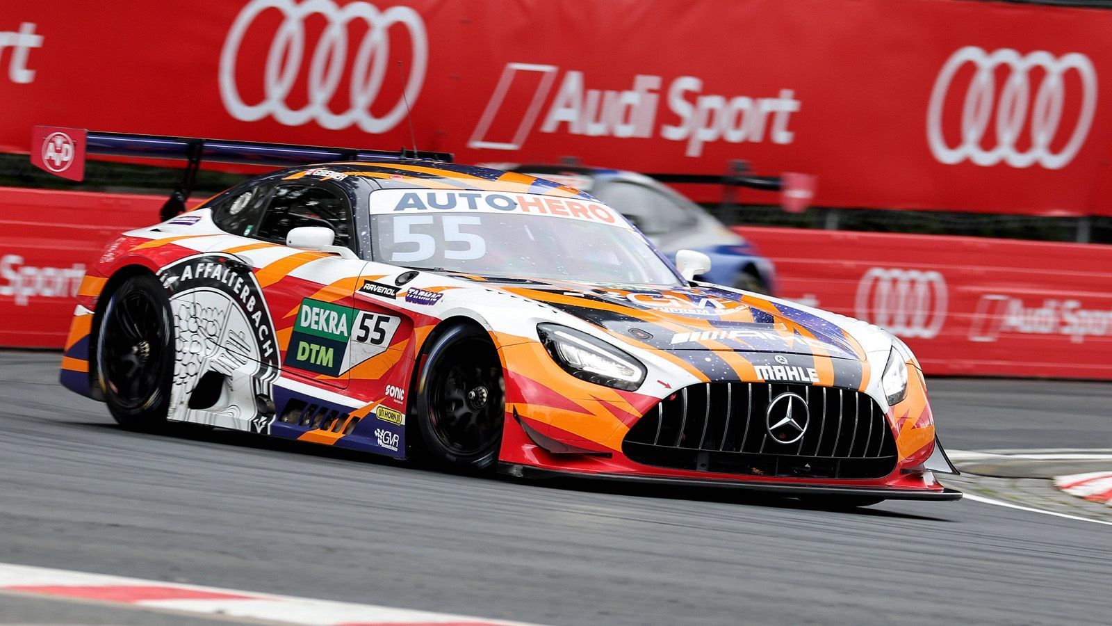 
                <strong>Mercedes-Team muss wegen Ruhestörung Strafe zahlen</strong><br>
                Ob diese Strafe noch lautstarke Proteste nach sich zieht - oder still und leise akzeptiert wird? Das DTM-Team von Mercedes AMG GruppeM Racing hat am Rande des Rennens am Norisring gegen die Lärmvorschriften verstoßen. Beim Auto von Fahrer Mikael Grenier wurde um 22:07 Uhr während der vorgegebenen Motorenruhe unerlaubterweise der Motor gestartet. Das Team erhielt von der ITR eine Strafe in Höhe von 10.000 Euro, zudem verhängten die Sportkommissare eine Verwarnung. Auch sportlich läuft es aktuell nur mäßig für das Team. Im Qualifying zum ersten Rennen (ab 13:00 Uhr live auf ProSieben und ran.de) kamen sowohl Grenier als auch Teamkollege Marco Engel jeweils nur auf Platz 10 in ihren Gruppen.
              