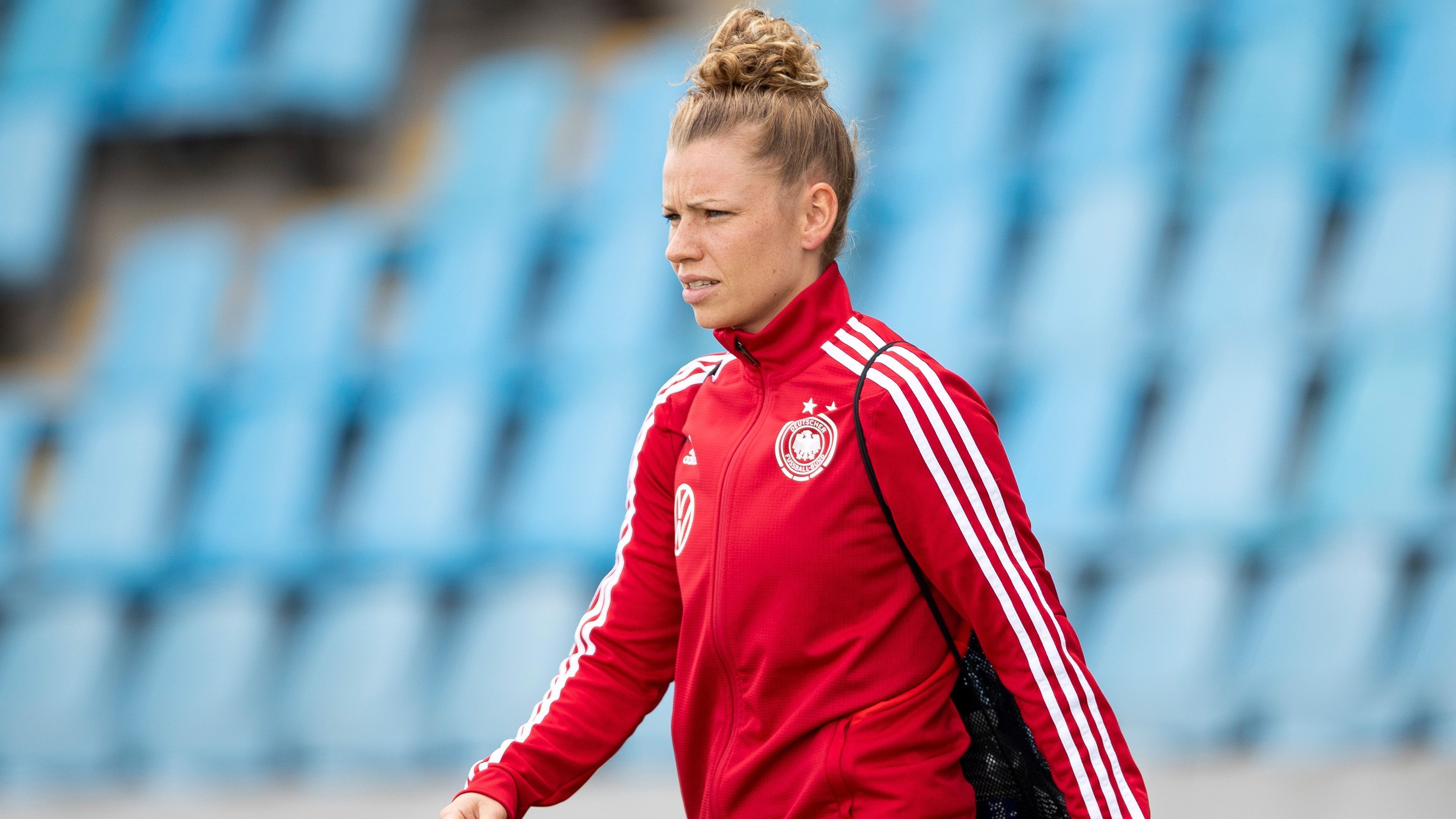 
                <strong>Linda Dallmann (27) </strong><br>
                &#x2022; Verein: FC Bayern München <br>&#x2022; Position: Mittelfeld/ Sturm<br>&#x2022; Studium: Sportwissenschaften<br>
              