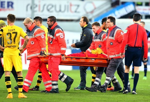 
                <strong>Mit der Trage vom Platz</strong><br>
                Der Dortmund-Star muss den Platz mit der Trage verlassen - und wird anschließend sofort ins Krankenhaus geschickt. Für den 25-Jährigen ist 2014 ein Seuchenjahr: Schon drei Mal musste er eine längere Pause einlegen...
              