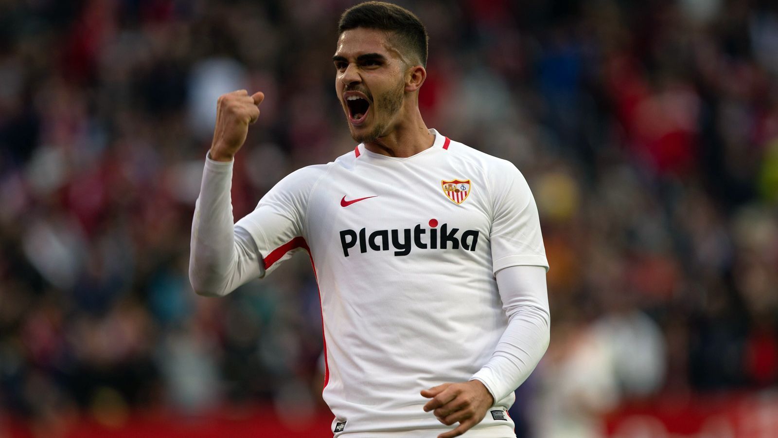 
                <strong>Andre Silva (FC Sevilla)</strong><br>
                Der portugiesische Stürmer Andre Silva benötigte nur 58 Spiele bei Porto, um zu einem der teuersten Abgänge der Vereinsgeschichte zu werden. Nach 24 Pflichtspiel-Treffern wechselte er im Sommer 2017 für kolportierte 38 Millionen Euro zum AC Milan. In seiner Premierensaison erzielte er für die Mailänder immerhin zehn Treffer - wohl zu wenig für die Bosse! Denn statt des Talents wurde Gonzalo Higuain aus Turin geholt und Silva gleichzeitig zum FC Sevilla verliehen. Bei den Andalusiern startet der mittlerweile 23-Jährige durch, erzielte acht Ligatreffer in nur zwölf Liga-Spielen. Kein Wunder, dass Sevilla die Kaufoption zieht. "Wir sind uns im Klaren, dass wir am Saisonende oder früher von diesem Recht Gebrauch machen werden. Der Spieler wird einen Vertrag für mehrere Spielzeiten erhalten", erklärte Sportdirektor Joaquin Caparros im Klub-TV "Sevilla FC Television".
              