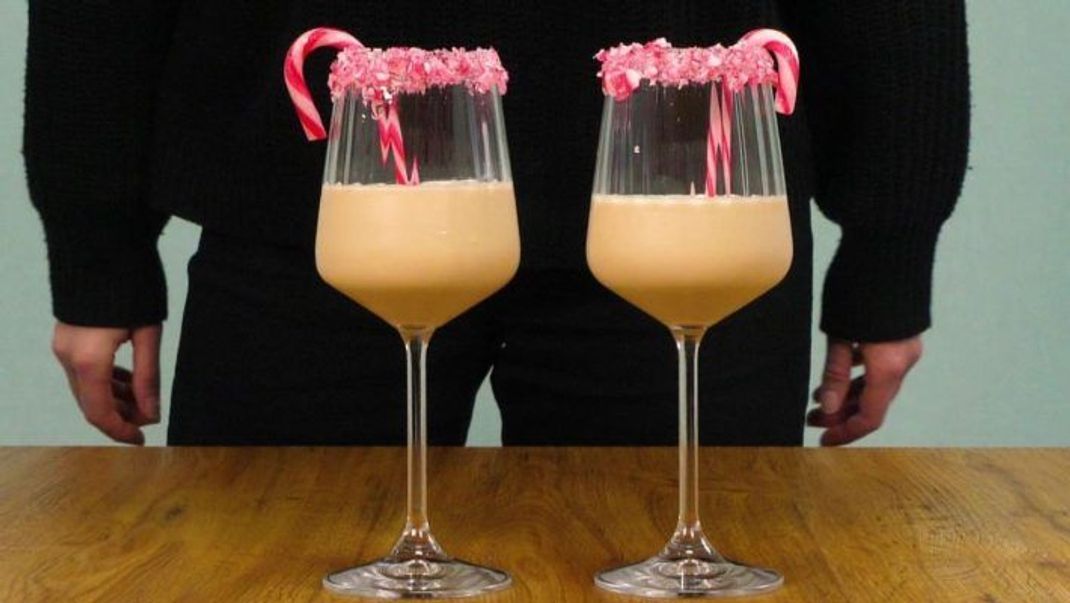 Der Candy-Cane-Cocktail aus Irish Cream und Rum ist eine perfekte Glühwein-Alternative.