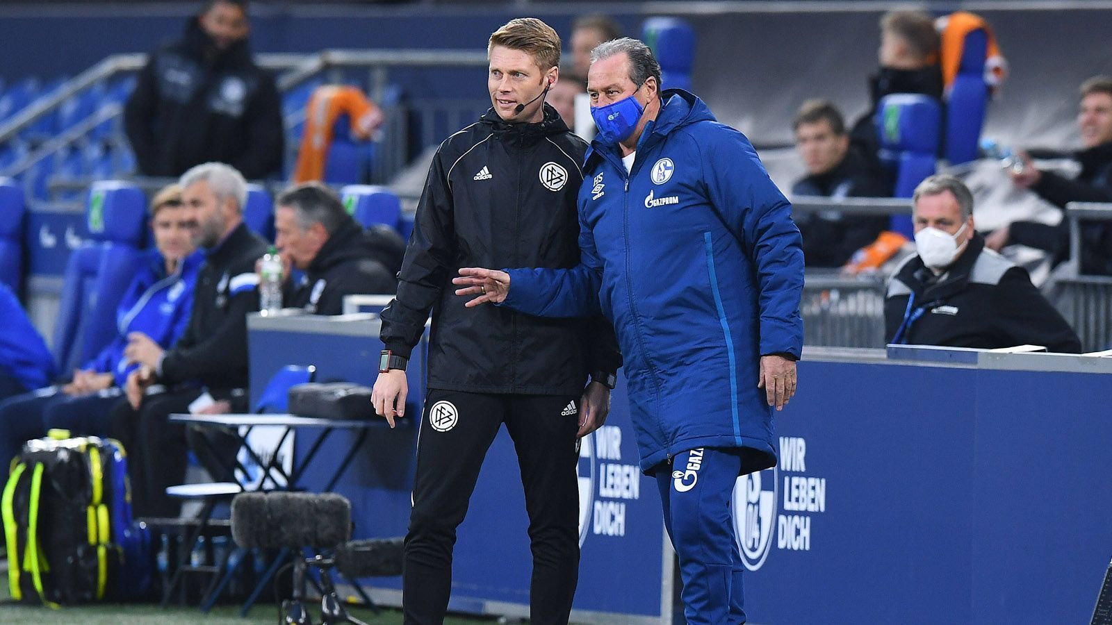 
                <strong>Stevens wechselt</strong><br>
                Schalke-Trainer Stevens zieht alle Register, bringt Harit für Boujellab, Skrzybski für Mendyl und Kutucu für Schöpf. Doch Bielefeld bleibt die gefährlichere Mannschaft. Auch weil Schalke aufgrund des Rückstandes die Räume öffnen muss.
              