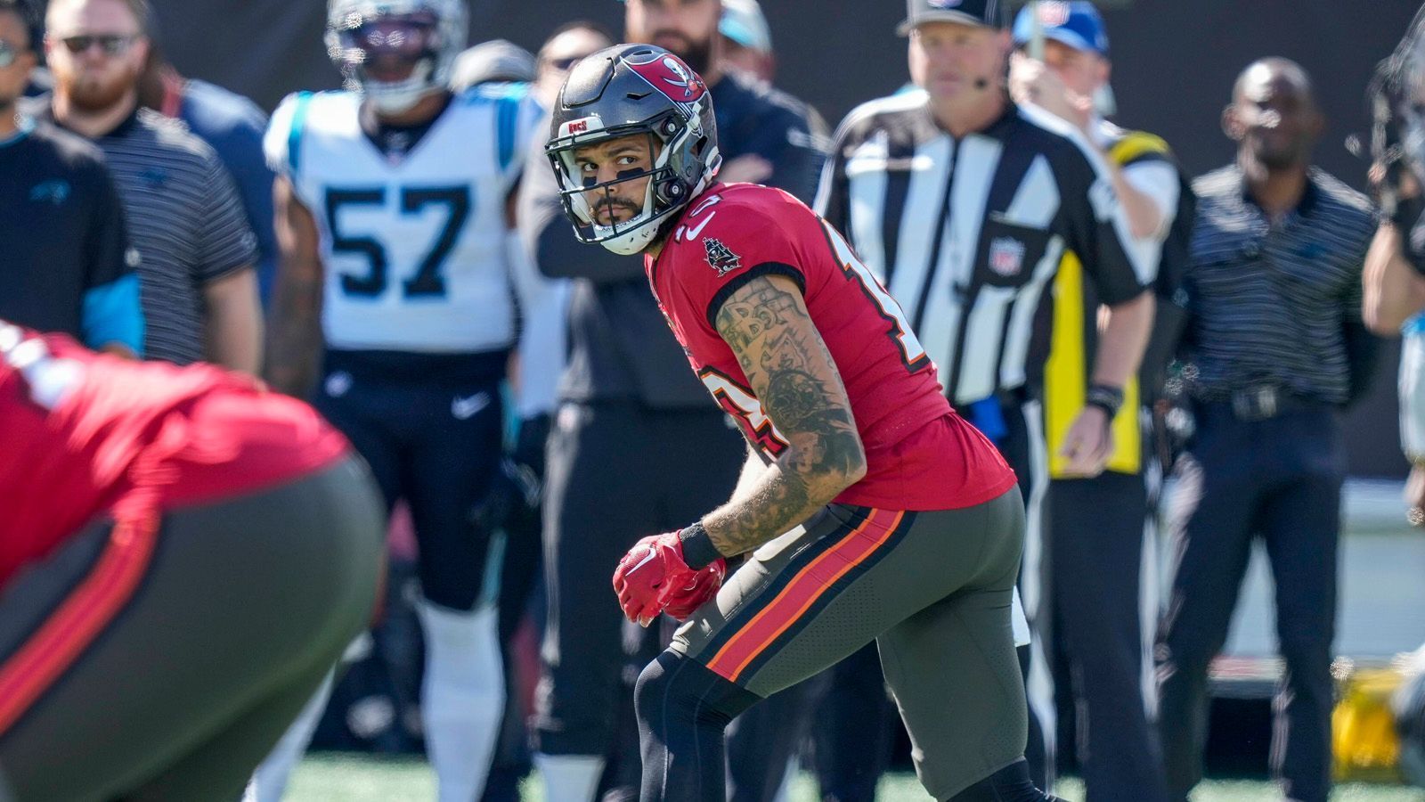 
                <strong>Wide Receiver</strong><br>
                Mike Evans mit seinem peinlichen Drop bei einem möglichen 64-Yard-Touchdown stand gegen die Panthers symbolisch für die desaströse Leistung der Wide Receiver. Wenn nun sogar auf Evans kein Verlass mehr sein sollte, hat Tom Brady ein Problem mit seinen Anspielstationen. Immerhin fing jener in dieser Saison zumindest 454 Yards und drei Touchdowns. Chris Godwin hingegen fand noch keinmal den Weg in die Endzone. Carolina spielte sogar ohne Starting Cornerback und hatte das Duo voll im Griff. Dass ein aktuell noch verletzter Julio Jones die Situation ändert, scheint fraglich.
              