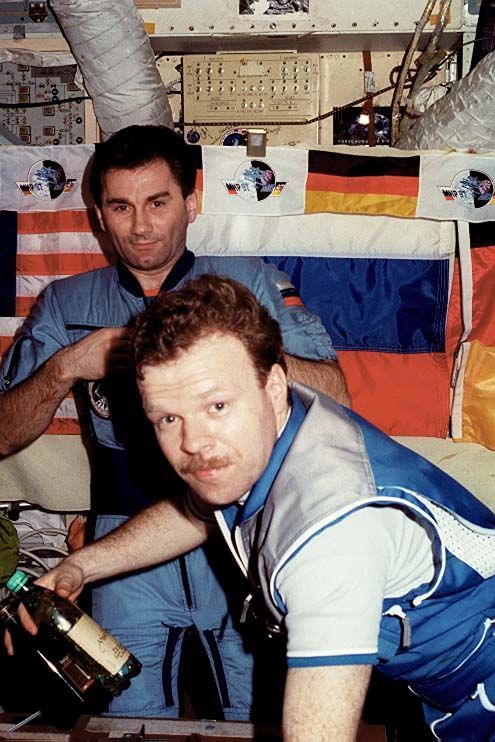 Reinhold Ewald wäre beinah der tragischste aller deutschen Astronauten geworden. Als er 1997 auf der russischen Raumstation MIR arbeitete, brannte eine Perchlorat-Patrone zu heiß ab die Besatzung drohte im Rauch zu ersticken. Nur mit Mühe gelang es, das Feuer zu löschen. Die größte Sorge des Physikers: Dass er die Station verlassen muss und seine Experimente nicht zu Ende führen könnte.