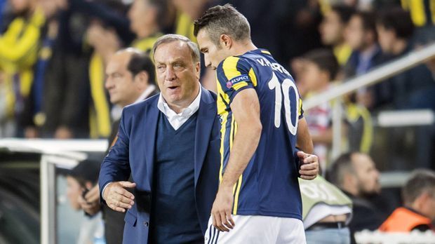 
                <strong>Robin van Persie (Fenerbahce Istanbul)</strong><br>
                Robin van Persie (Fenerbahce Istanbul): Der frühere Premier-League-Torjäger von Arsenal und Manchester United wird mit 33 Jahren immer mehr ins zweite Glied gedrängt - ausgerechnet von einem Landsmann. Seit Dick Advocaat auf der Bank von Fenerbahce sitzt, hat van Persie fast nur noch Joker-Einsätze. Dabei schoss der Niederländer in der Vorsaison noch 16 Liga-Tore. In der laufenden Spielzeit ist van Persie bei sieben Einsätzen noch ohne Tor.
              