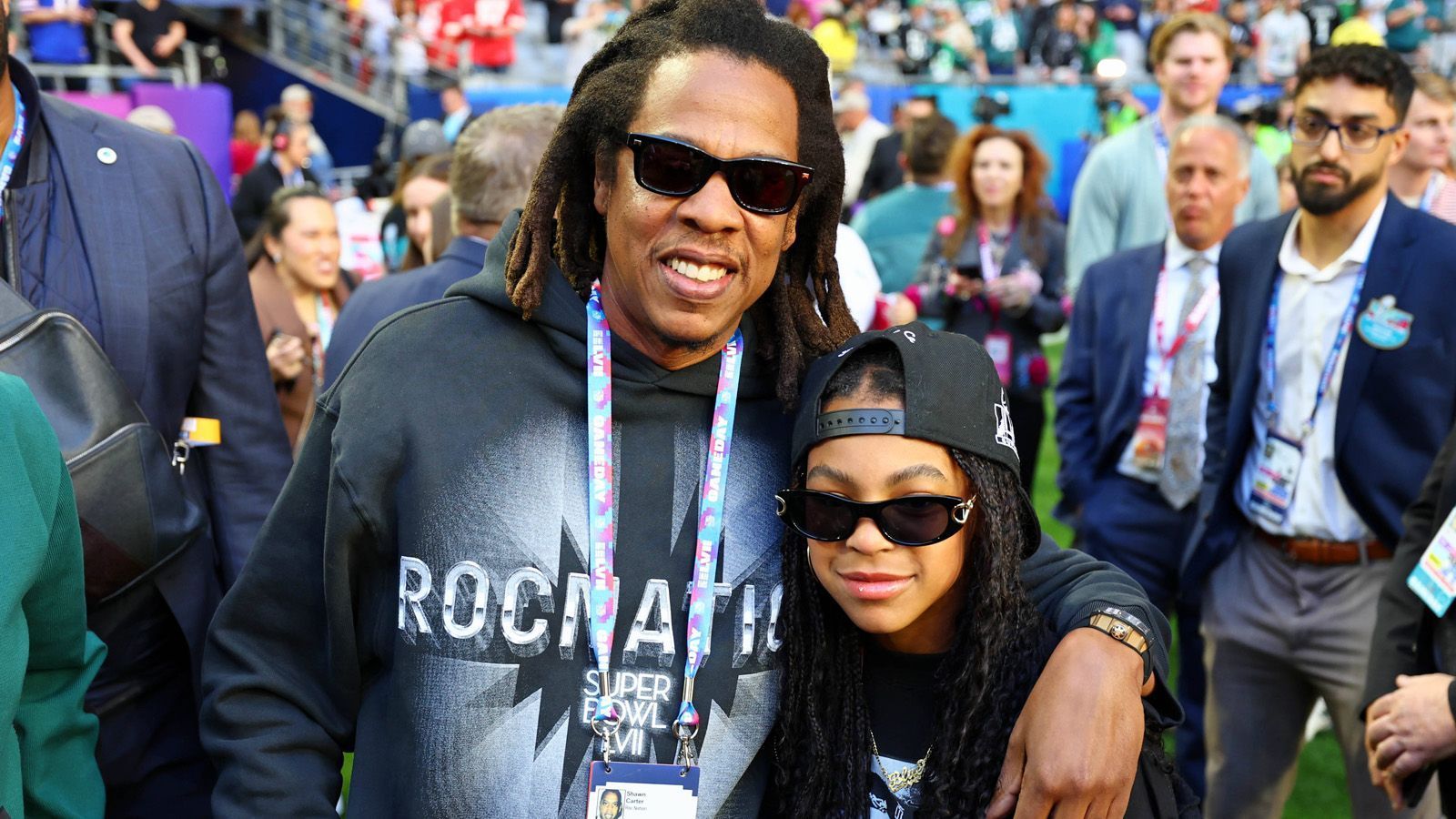 
                <strong>Jay-Z</strong><br>
                Jay-Z mit seiner Tochter Blue Ivy. Er arbeitet mit seinem Unternehmen "Roc Nation" mit der NFL zusammen und soll Rihanna so bei der Umsetzung der Halftime Show unterstützt haben.
              