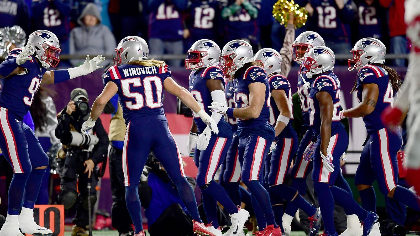 
                <strong>Gewinner: New England Patriots</strong><br>
                Die Defense verbreitet Angst und Schrecken, und die Offense um Quarterback-Superstar Tom Brady ist ja sowieso schon immer ziemlich gut. Keine Frage, mit jeder Woche verfestigt sich der Eindruck mehr und mehr: Der Weg zum Super Bowl führt mal wieder über die Dauersieger.
              