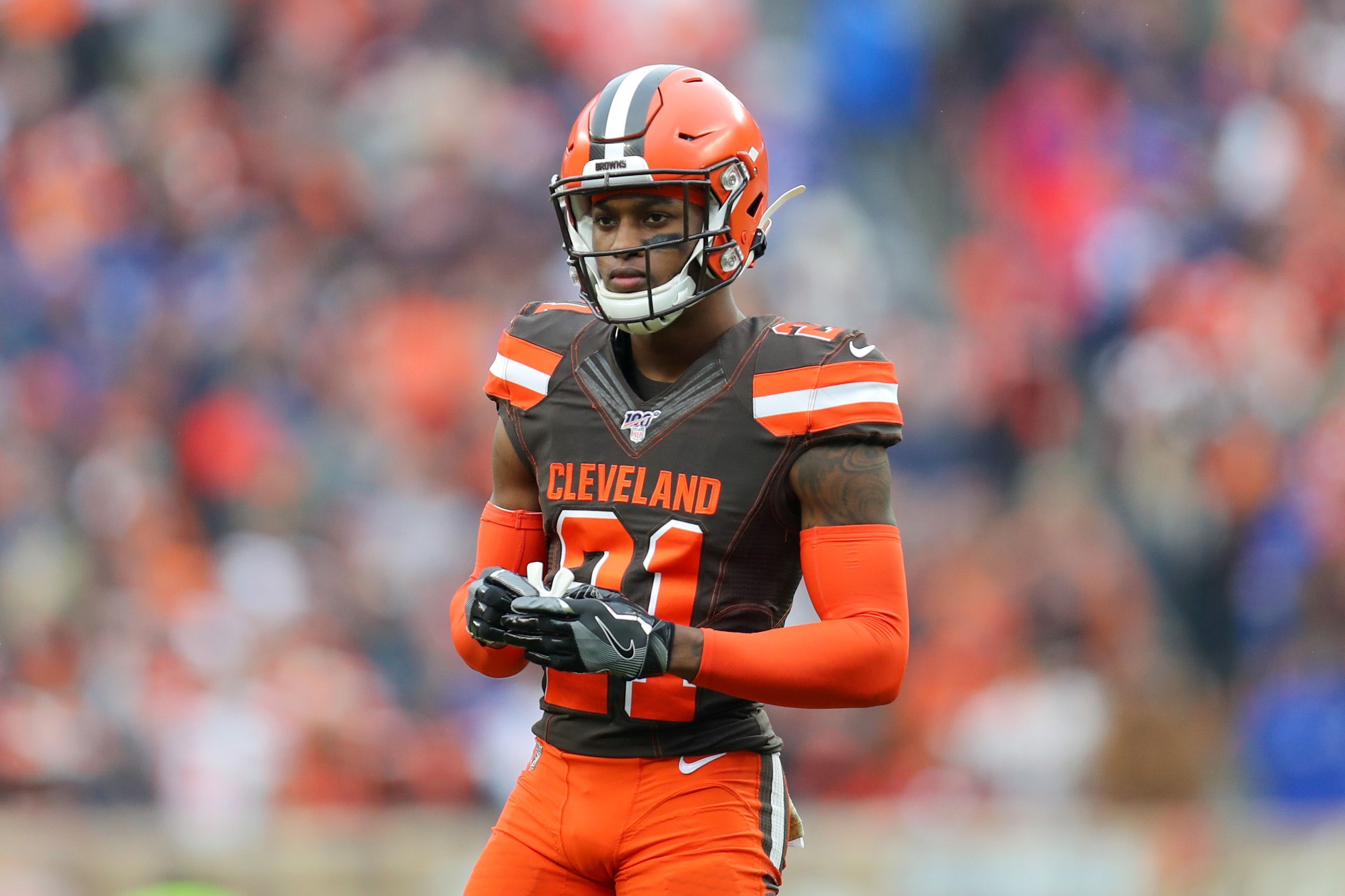 
                <strong>8. Denzel Ward (Cleveland Browns)</strong><br>
                Die Überraschung war groß, als die Cleveland Browns beim NFL Draft im Jahre 2018 an Position 4 Denzel Ward pickten. Heute lässt sich festhalten: alles richtig gemacht! Vergangene Saison fing er zwei Interceptions, wehrte 18 Pässe ab und verbuchte 45 Tackles. Wird sein direkter Gegenspieler angeworfen, lässt er im Schnitt lediglich einen Raumgewinn von 6,2 Yards zu.
              