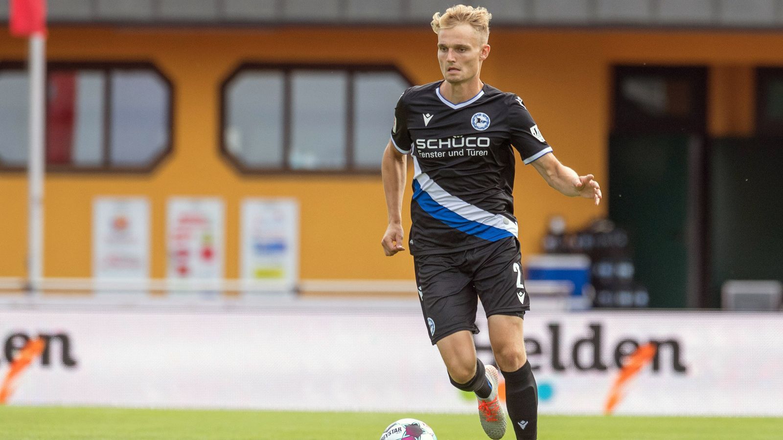 
                <strong>Abwehr: Amos Pieper</strong><br>
                 - Position: Innenverteidiger - - Verein: Arminia Bielefeld - - Alter: 22 Jahre - - U21-Länderspiele: 2 - - 39 Zweitligaspiele für Bielefeld - - 3 Bundesligaspiele für Bielefeld
              