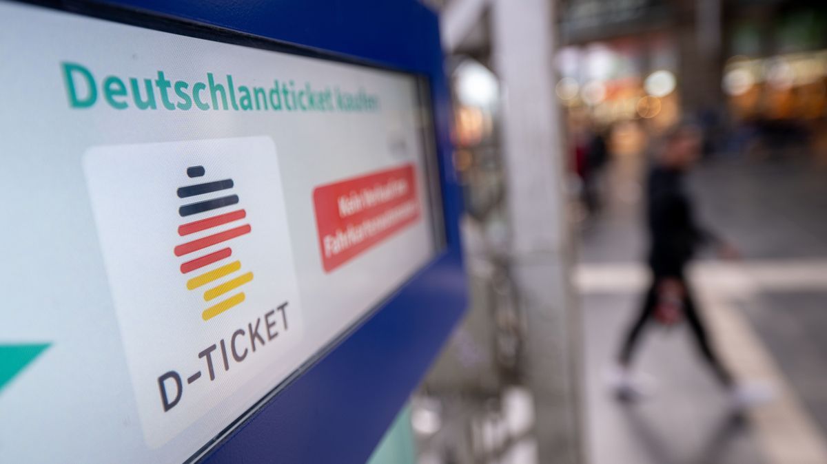 Ein Hinweis für das Deutschlandticket steht auf einem Fahrkartenautomaten.